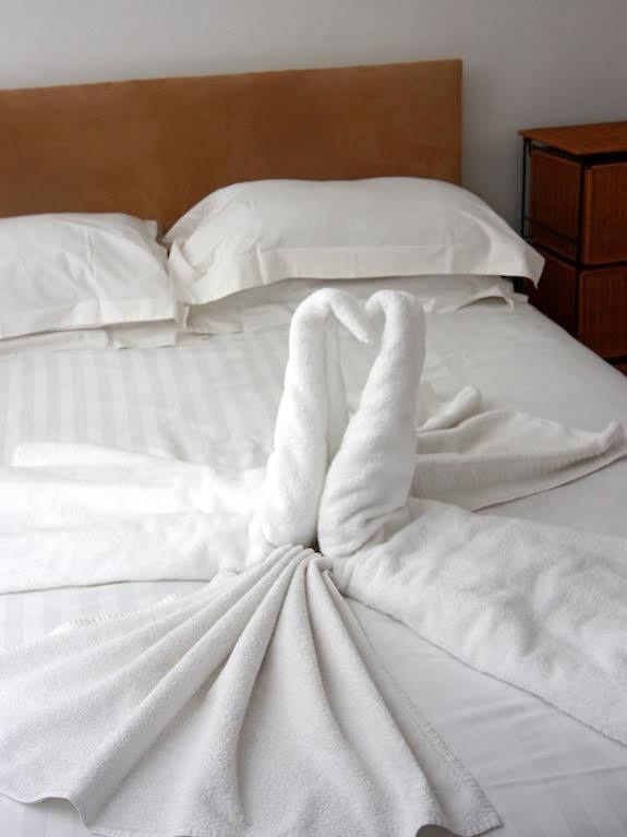 Churchills Inn & Rooms Bowness-on-Windermere Extérieur photo